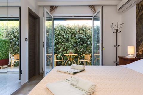 Bed, Balcony/Terrace, Photo of the whole room, Bedroom, Garden view