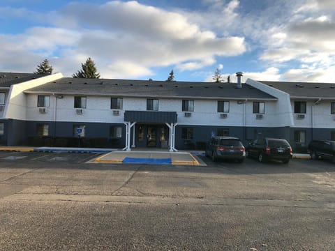 Burnsville Inn & Suites Hotel in Burnsville
