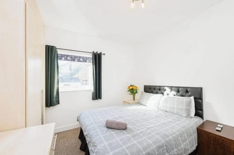 4 Bedroom House For Corporate Stays in Kettering House in Kettering