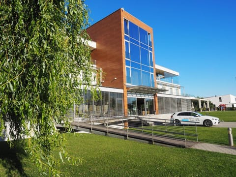Property building, Facade/entrance, Garden, Garden view, Parking