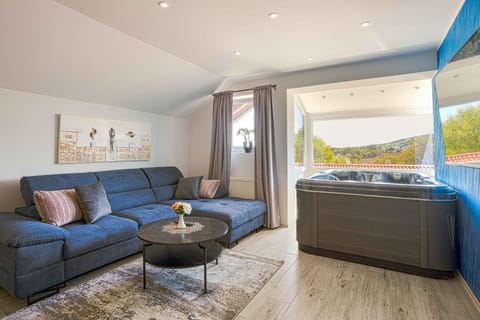 Hot Tub, Living room, Seating area