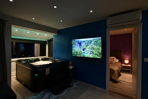 Communal lounge/ TV room, Hot Tub, TV and multimedia