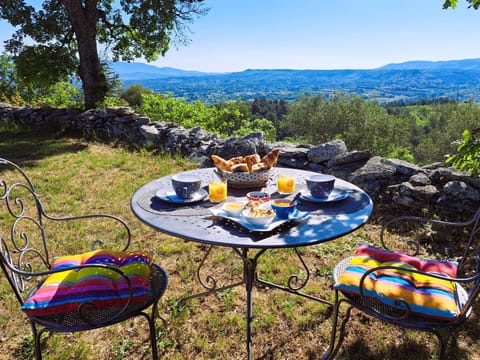 Cante Grillet - 295 Chemin des Contards - 84480 Lacoste Bed and Breakfast in Lacoste