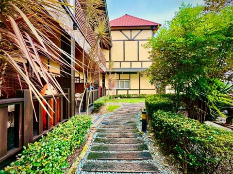 Property building, Garden, Balcony/Terrace
