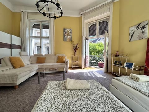 Bed, Living room, Photo of the whole room, Seating area
