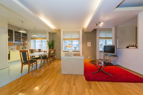 TV and multimedia, Kitchen or kitchenette, Living room, Photo of the whole room, Dining area