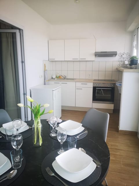 Kitchen or kitchenette, Dining area