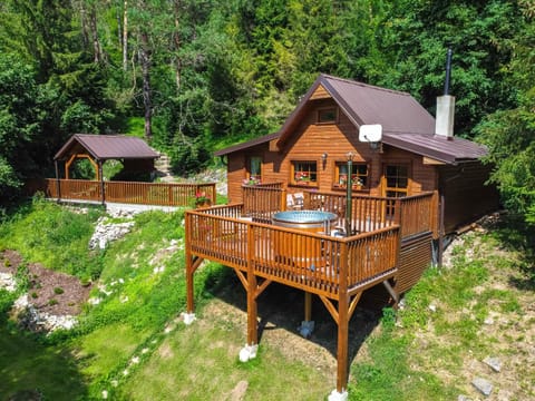Property building, Spring, Day, Natural landscape, Garden, Hot Tub, Garden view