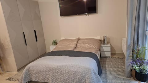 Bed, TV and multimedia, Photo of the whole room