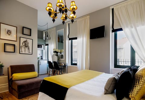 Bed, Day, Library, Library, Bathroom, Coffee/tea facilities, Kitchen or kitchenette, Photo of the whole room, Decorative detail, Decorative detail, Dining area, Bedroom, Autumn, On site, Street view, Quiet street view