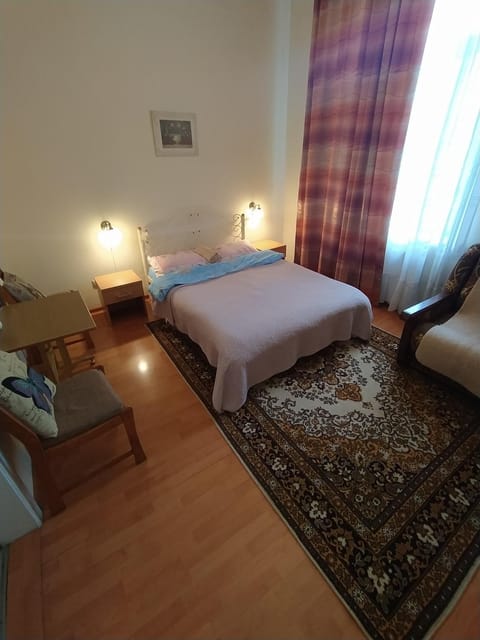 Bed, Seating area, Bedroom