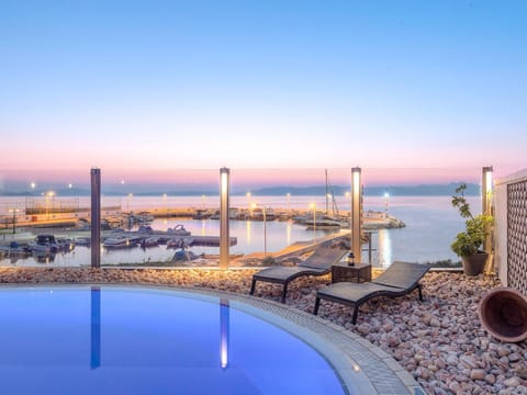 Restaurant/places to eat, Beach, Swimming pool
