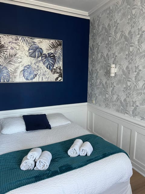 Bed, Photo of the whole room, Decorative detail, Bedroom