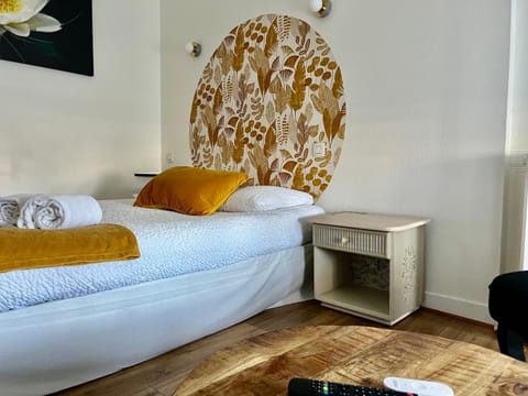 Bed, Living room, Photo of the whole room, Seating area, Bedroom, furniture, towels