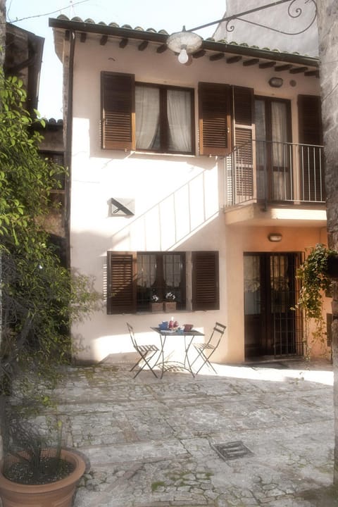 Property building, Patio, Facade/entrance, Balcony/Terrace
