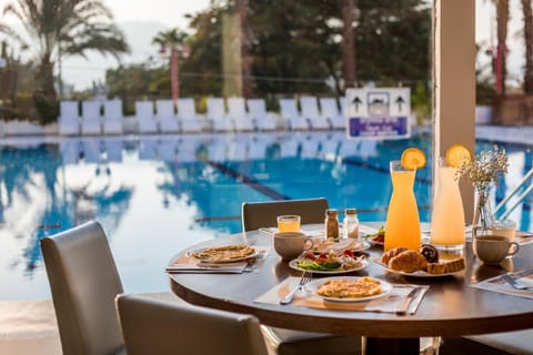 Restaurant/places to eat, Swimming pool, Breakfast