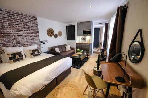 Bed, TV and multimedia, Kitchen or kitchenette, Living room, Photo of the whole room, Seating area, Bedroom
