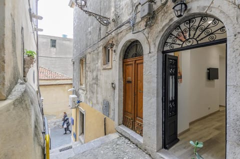 Facade/entrance, Bird's eye view