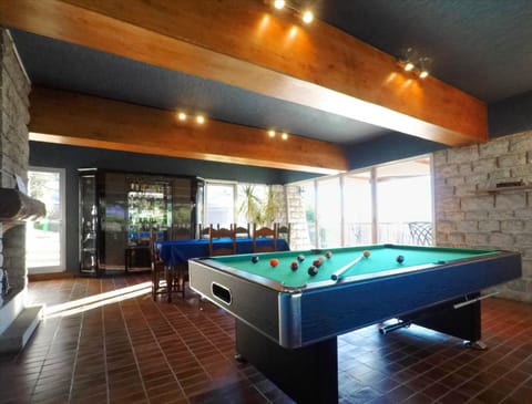 Billiard, Living room, Lounge or bar