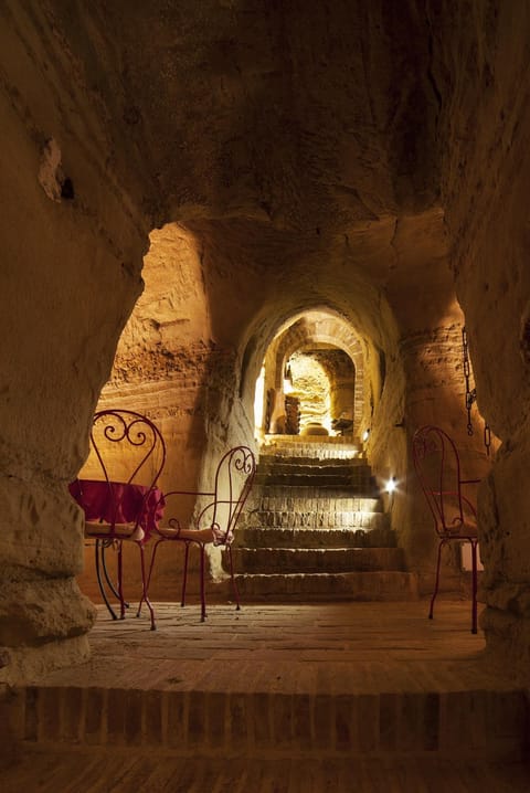 Restaurant/places to eat, Steam room, Food