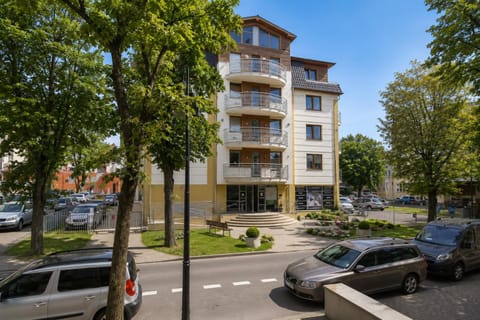 Property building, Neighbourhood, City view, Street view, Location, Parking