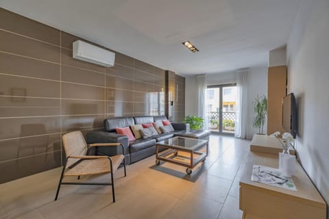 TV and multimedia, Living room, Seating area, air conditioner