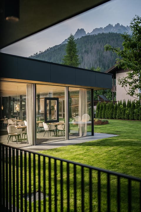 Property building, Restaurant/places to eat, Day, Natural landscape, Garden, Garden view, Mountain view, sunbed