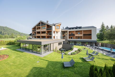 Property building, Natural landscape, Garden, Garden, Garden view, Mountain view, Pool view, Swimming pool, Swimming pool, sunbed