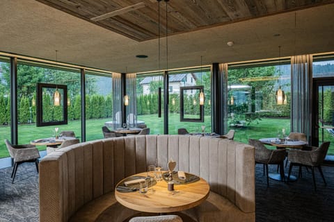 Restaurant/places to eat, Restaurant/places to eat, Seating area