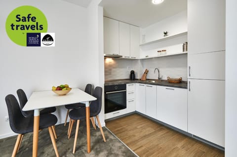 Kitchen or kitchenette, Dining area, Communal kitchen