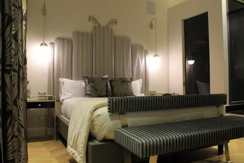 Bed, Bathroom, Photo of the whole room, Decorative detail, Quiet street view