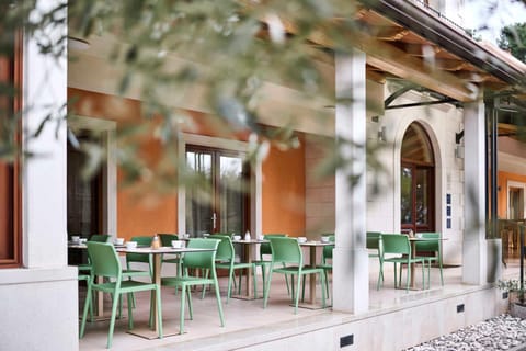 Property building, Patio, Restaurant/places to eat, Day, Balcony/Terrace, Banquet/Function facilities