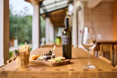 Lounge or bar, Food and drinks, Food, Drinks, Alcoholic drinks