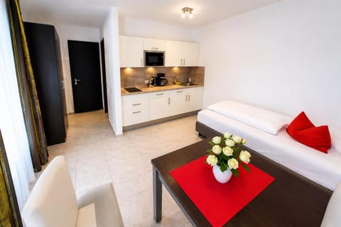 Bed, Kitchen or kitchenette, Dining area, Bedroom, stove