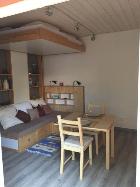 Bed, Day, Photo of the whole room, Seating area