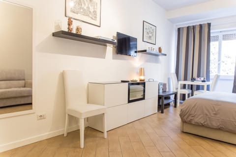 Nearby landmark, Neighbourhood, TV and multimedia, Living room, Decorative detail, Seating area, Quiet street view