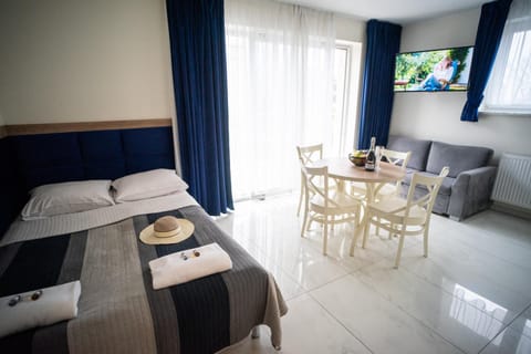 Bed, TV and multimedia, Living room, Food and drinks, Photo of the whole room, Seating area, Dining area, Bedroom
