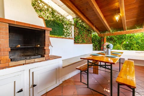 Patio, Day, Kitchen or kitchenette, Dining area