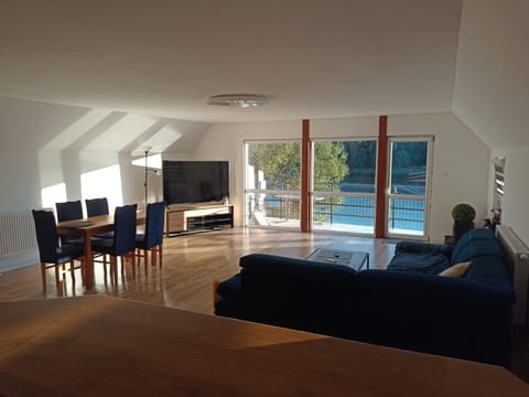 TV and multimedia, Living room, Seating area, Dining area, internet, internet