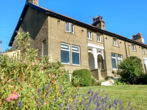 1 Bridge End & Garden House in Grassington