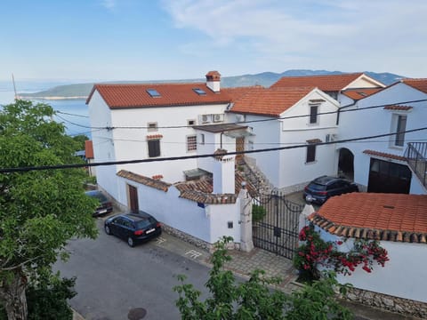 Property building, Day, Natural landscape, Street view, Location, Parking