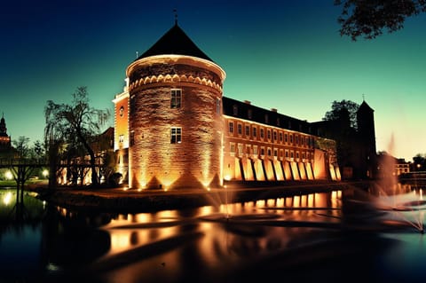 Property building, Facade/entrance, Neighbourhood, Area and facilities