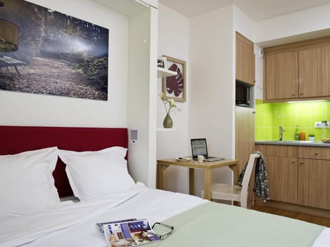 Bed, Kitchen or kitchenette, Bedroom