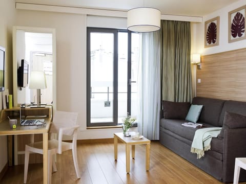 TV and multimedia, Living room, Seating area, Dining area, Bedroom