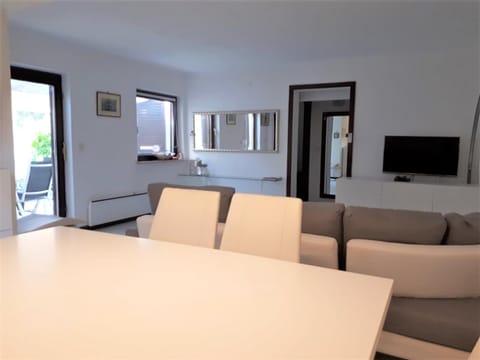 Communal lounge/ TV room, TV and multimedia, Living room, Seating area, Dining area