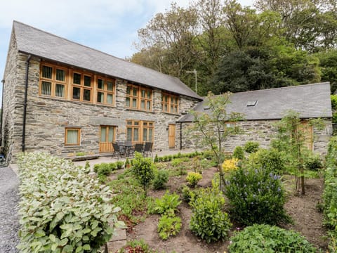 Hendoll Barn House in Wales