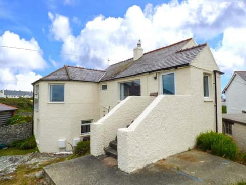 Ty'r Enfys Bach - Upper Apartment in Trearddur Bay