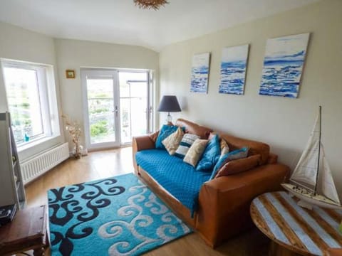 Ty'r Enfys Bach - Upper Apartment in Trearddur Bay