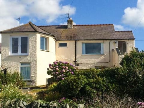 Ty'r Enfys Bach - Upper Apartment in Trearddur Bay