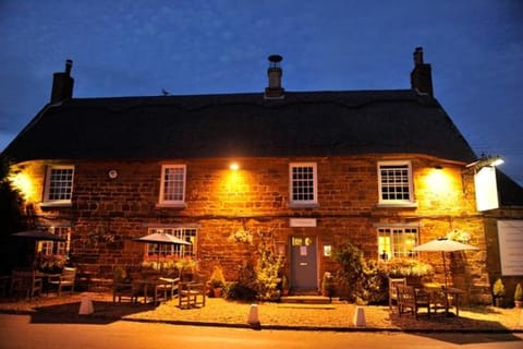 Property building, Patio, Restaurant/places to eat, Night